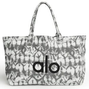 J183 NWT Alo Yoga Iconic Shoppers Bag